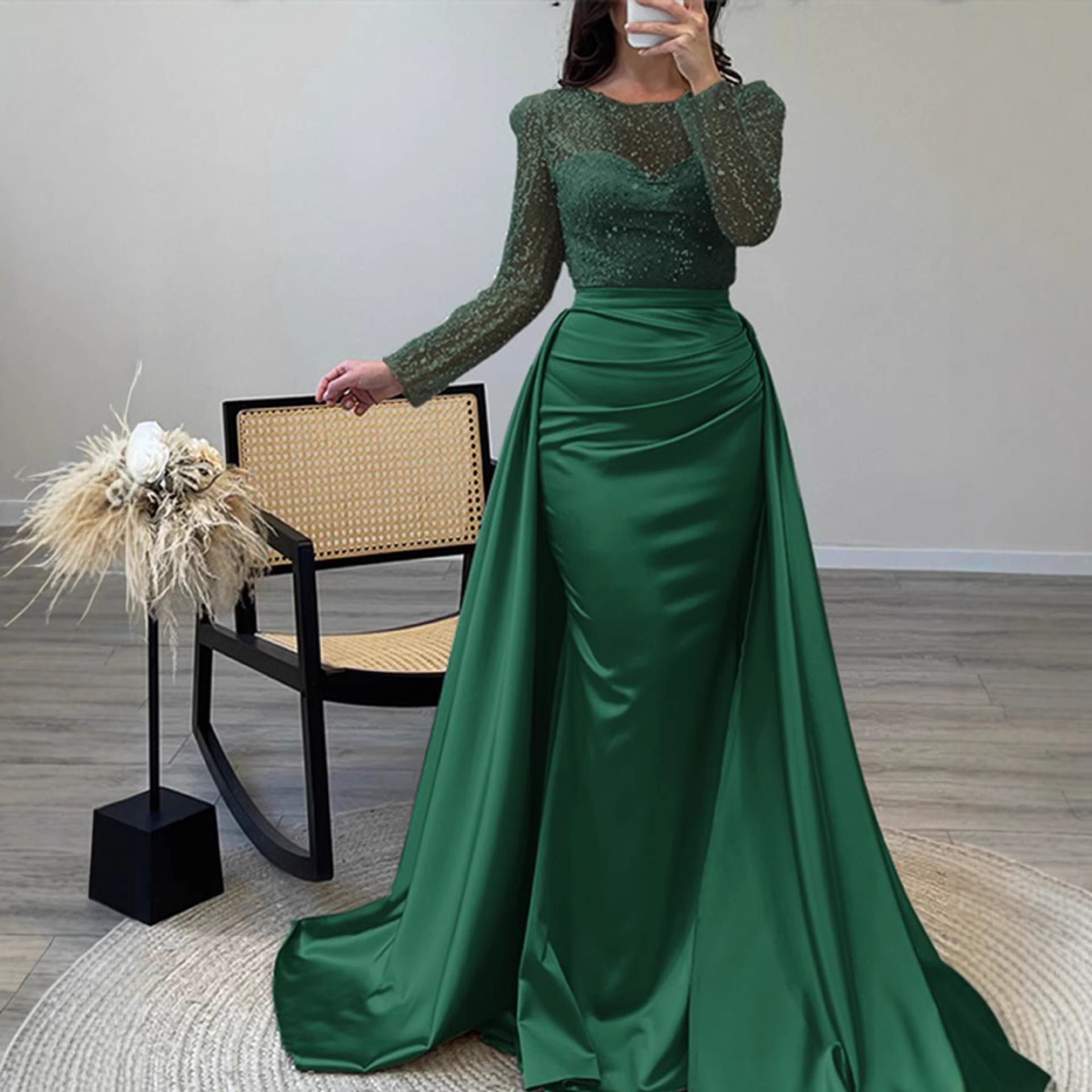Damen Abendkleid mit funkelndem Paillettenoberteil und elegantem Satinrock EB