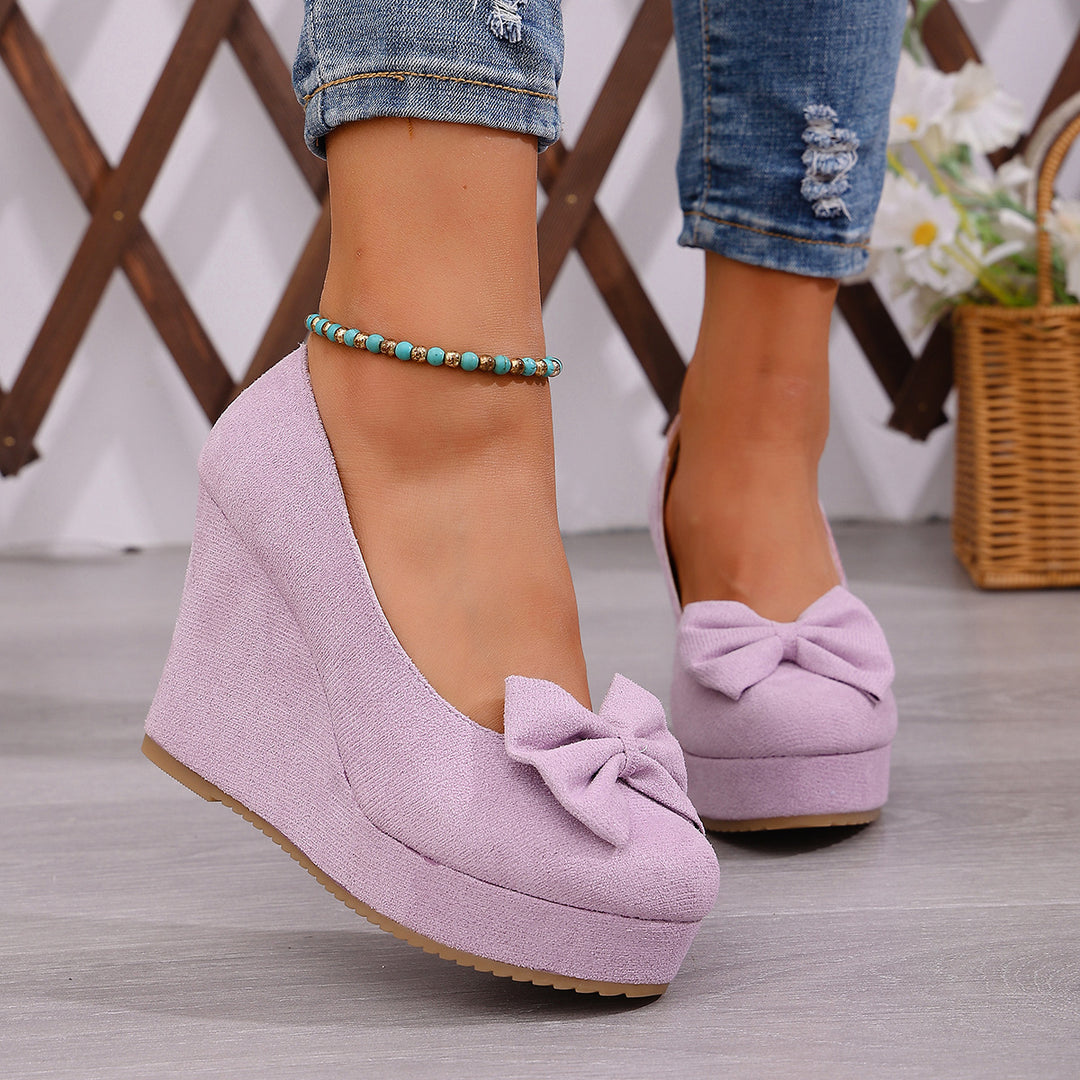 Damen Wedge-Pumps mit zierlichem Riemen und glänzendem Akzent R&B