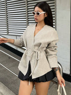 Damen eleganter Wickelmantel mit tailliertem Schnitt und modischen Details R&B