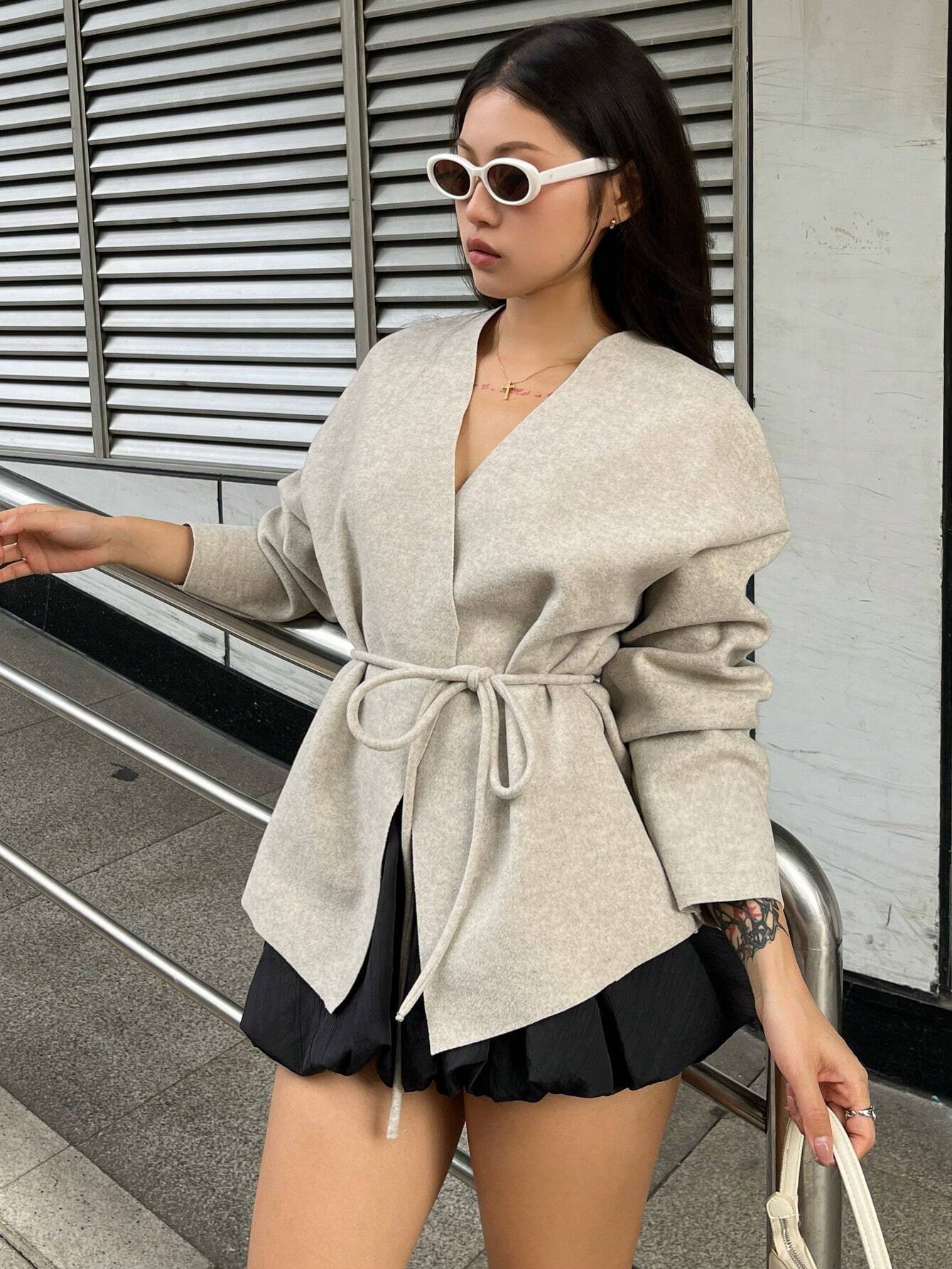 Damen eleganter Wickelmantel mit tailliertem Schnitt und modischen Details R&B