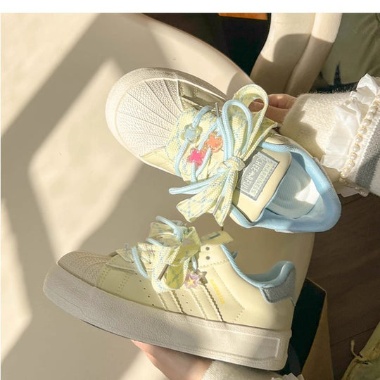Damen Modische Sneakers mit verspieltem Schnürsystem und bunten Applikationen R&B