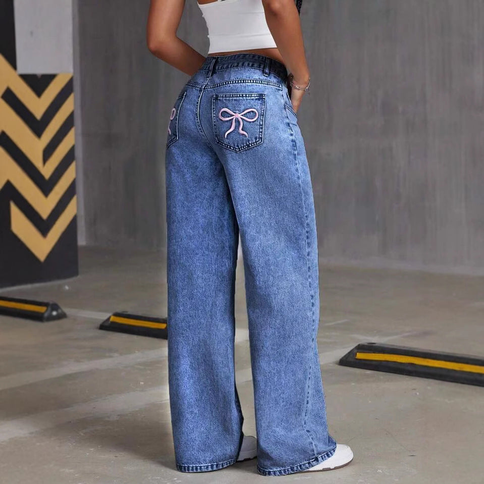 Damen Weit geschnittene Jeans mit kräftigen Kontrastnähten und verspielt gestickten Taschen R&B
