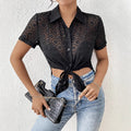 Damen nan taillierte bauchfreie Kurzbluse aus Ajour-Mesh mit Hemdkragen und Knotendetail R&B