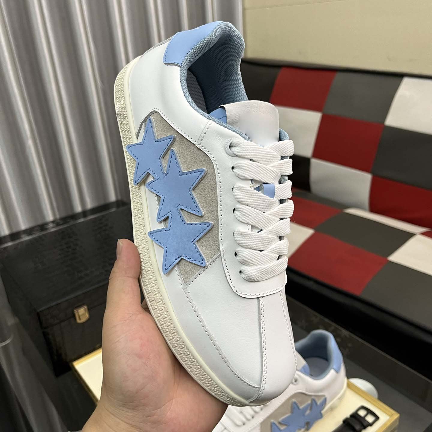 Damen Sneakers mit zusätzlicher Sternen-Applikation von R&B