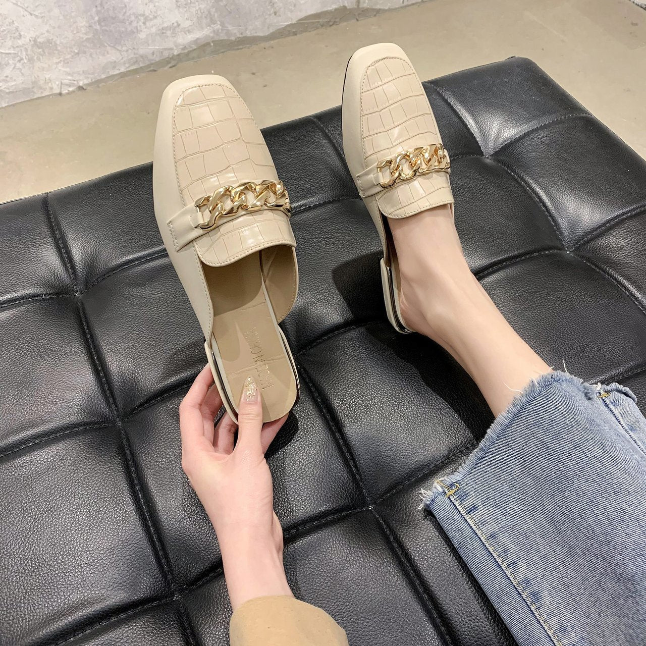 Damen Mules mit hochwertiger Kroko-Prägung und modischer Kettenapplikation EB
