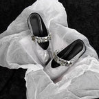 Damen Mules mit glamourösen Nieten und glänzender Oberfläche