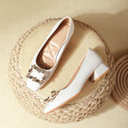 Damen elegante Pumps mit modischem Blockabsatz und funkelndem Schmuckdetail