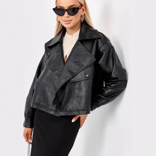 Damen Cropped Bikerjacke aus Kunstleder mit oversized Schnitt und strukturierten Details R&B