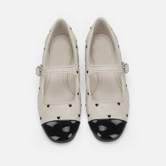 Damen Elegante Ballerinas mit verstellbarem Riemen und geschmackvollem Lackdetail R&B