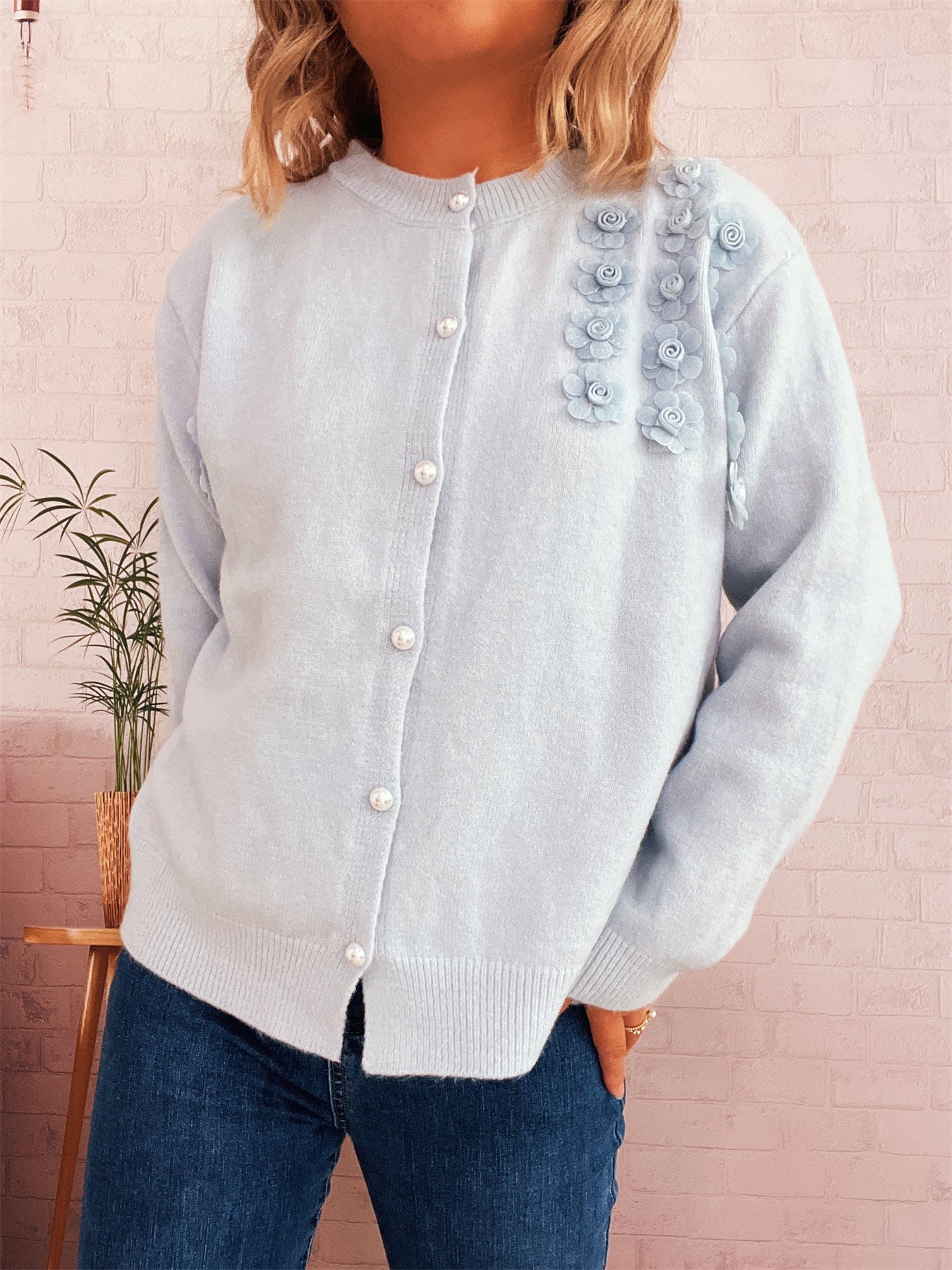 Damen Strickjacke mit floralem Design und eleganten Perlenknöpfen R&B