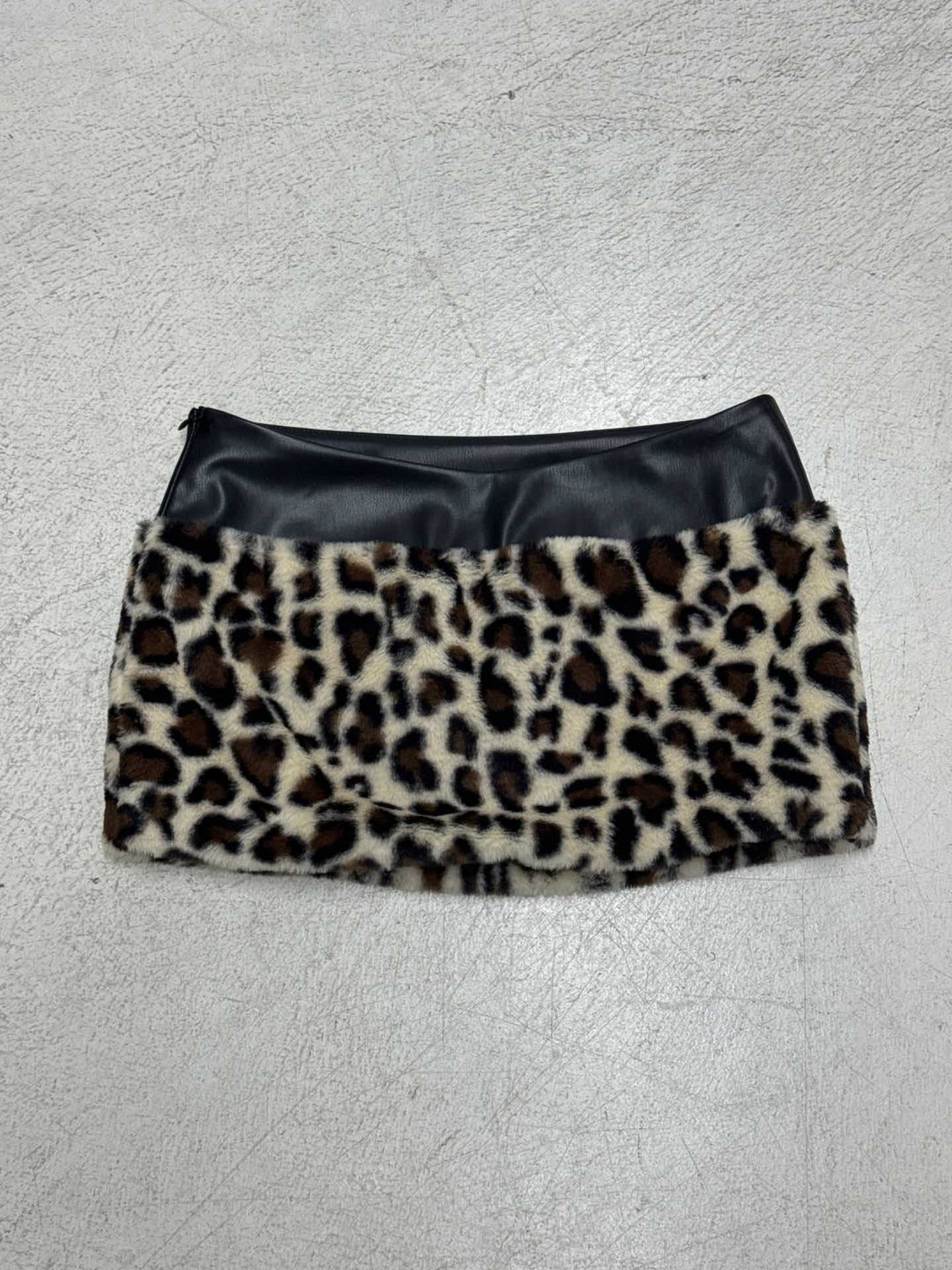 Damen Oberteil und Rockset mit Leopardenmuster und Kunstlederdetails R&B