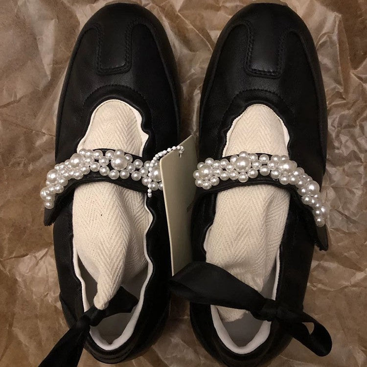 Damen Sneakers mit eleganter Perlenverzierung und modewusstem Design