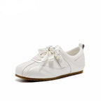 Damen flache Sneakers mit eleganter Perlenschmuck-Applikation R&B