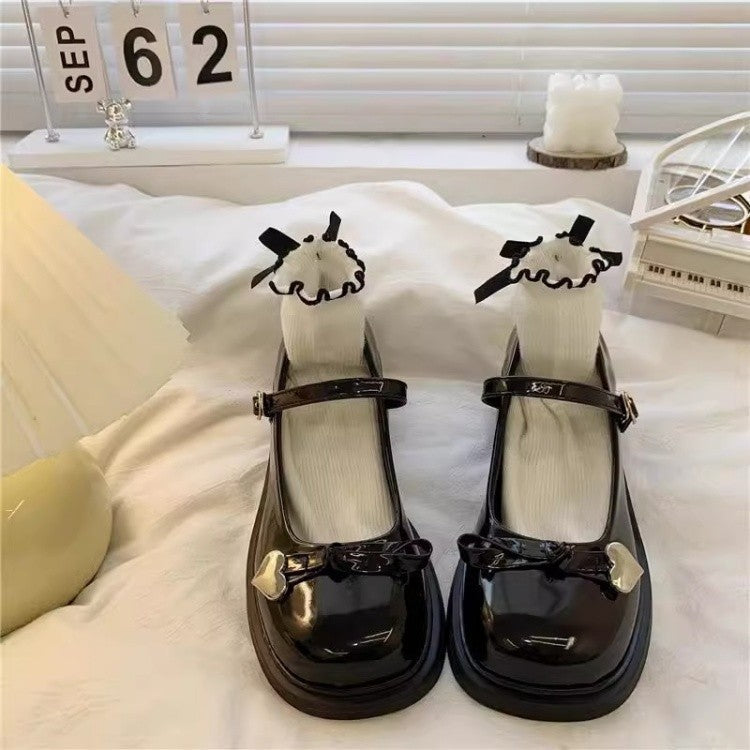 Damen Süße Mary Jane Schuhe mit herzförmigem Detail und dekorativem Rüschensocke R&B