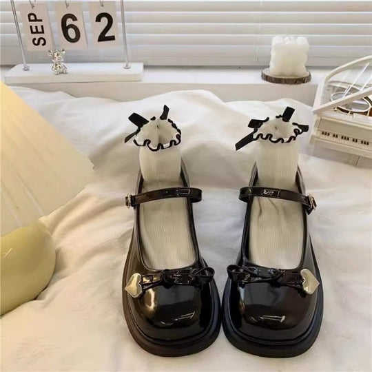 Damen Süße Mary Jane Schuhe mit herzförmigem Detail und dekorativem Rüschensocke R&B