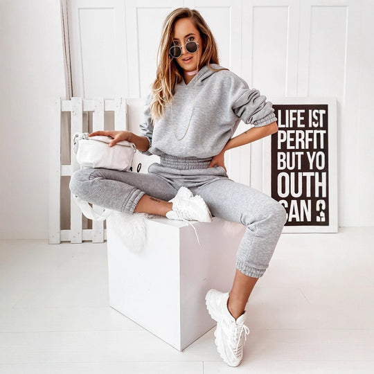 Damen Jogginganzug mit modernem Schnitt und lässigem Hoodie-Stil R&B