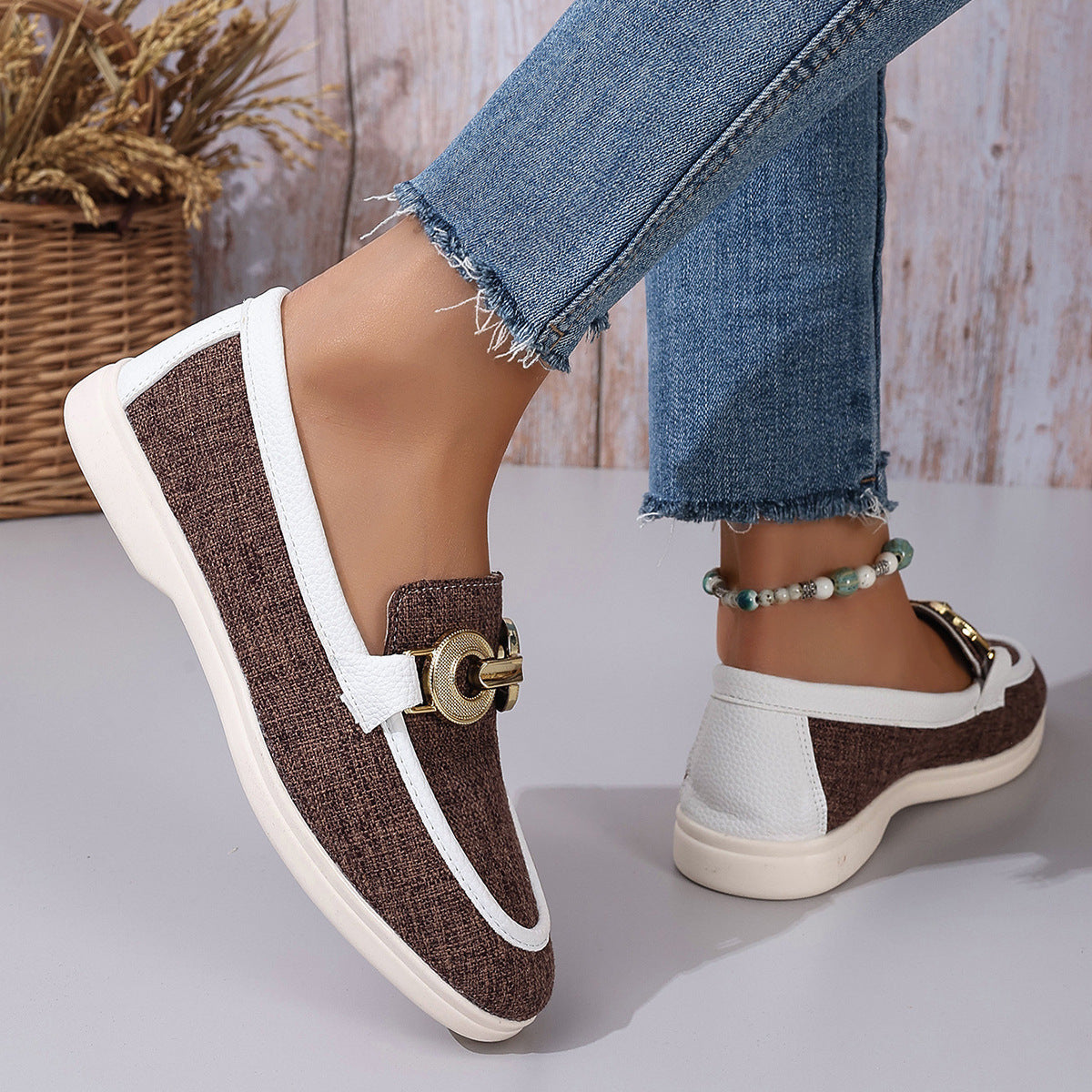 Damen modische Slipper mit elegantem Goldverzierungsdetail R&B