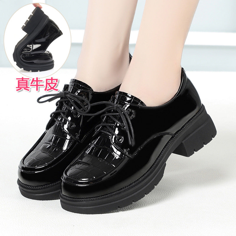 Damen Schnürschuhe im glänzenden Look