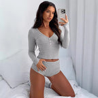 Damen Langärmliges Oberteil mit knopfbefestigtem V-Ausschnitt und bequemen Shorts