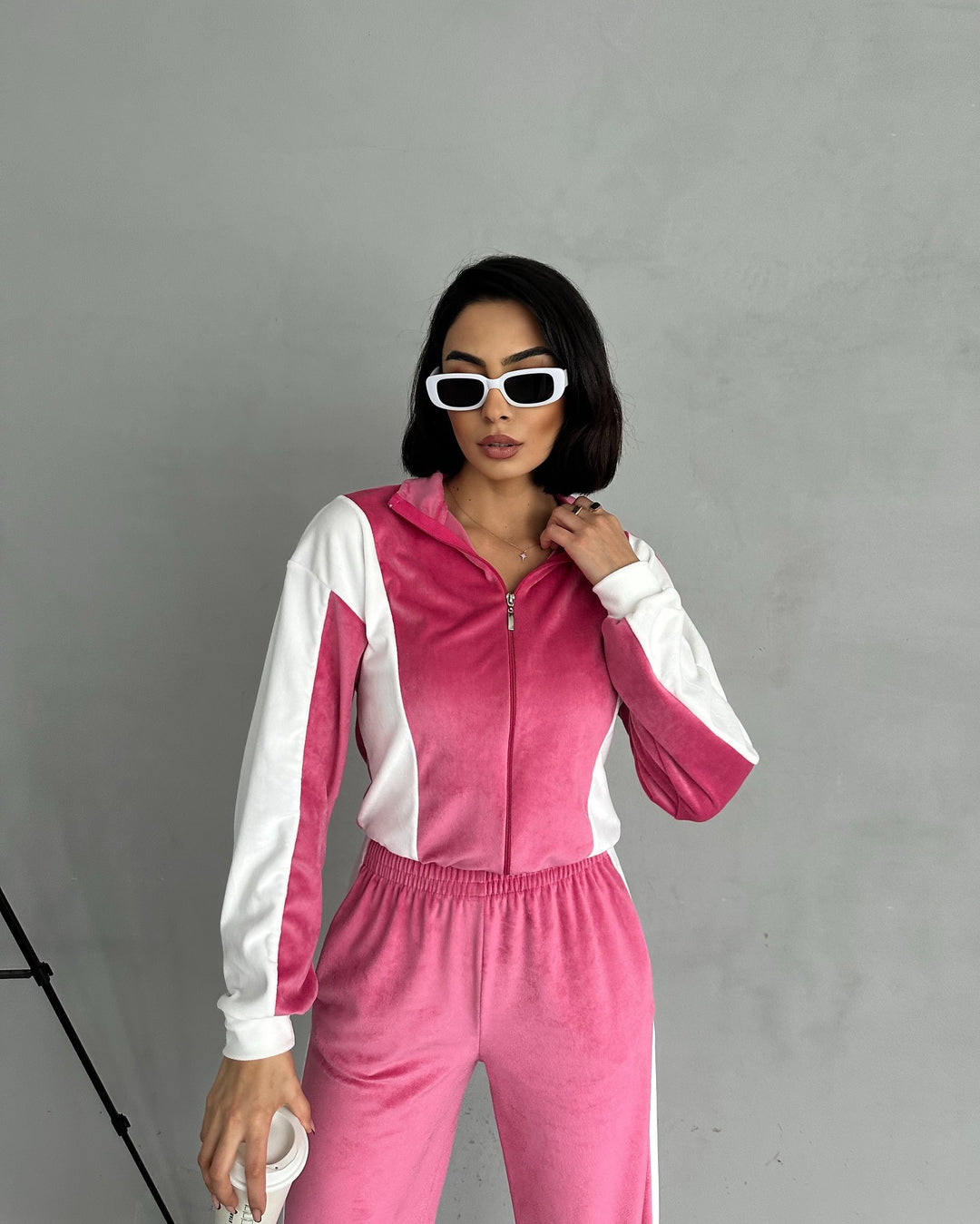 Damen sportlicher Velours Jogginganzug mit Reißverschluss und seitlichen Streifen R&B