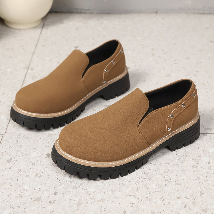 Damen Modische Slipper mit robustem Sohlenprofil und eleganten Nietenakzenten R&B
