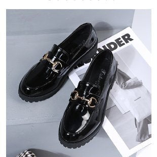 Damen Elegante Loafers mit glänzendem Finish und modischem Kettenverschluss