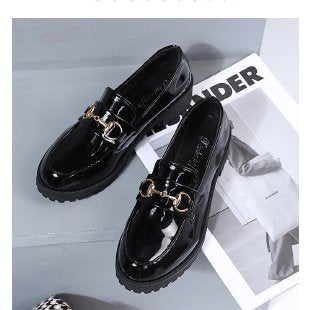 Damen Elegante Loafers mit glänzendem Finish und modischem Kettenverschluss R&B