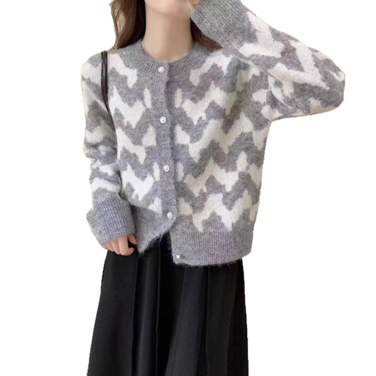Damen Strickjacke mit modernem Zickzackmuster und dekorativen Knöpfen R&B