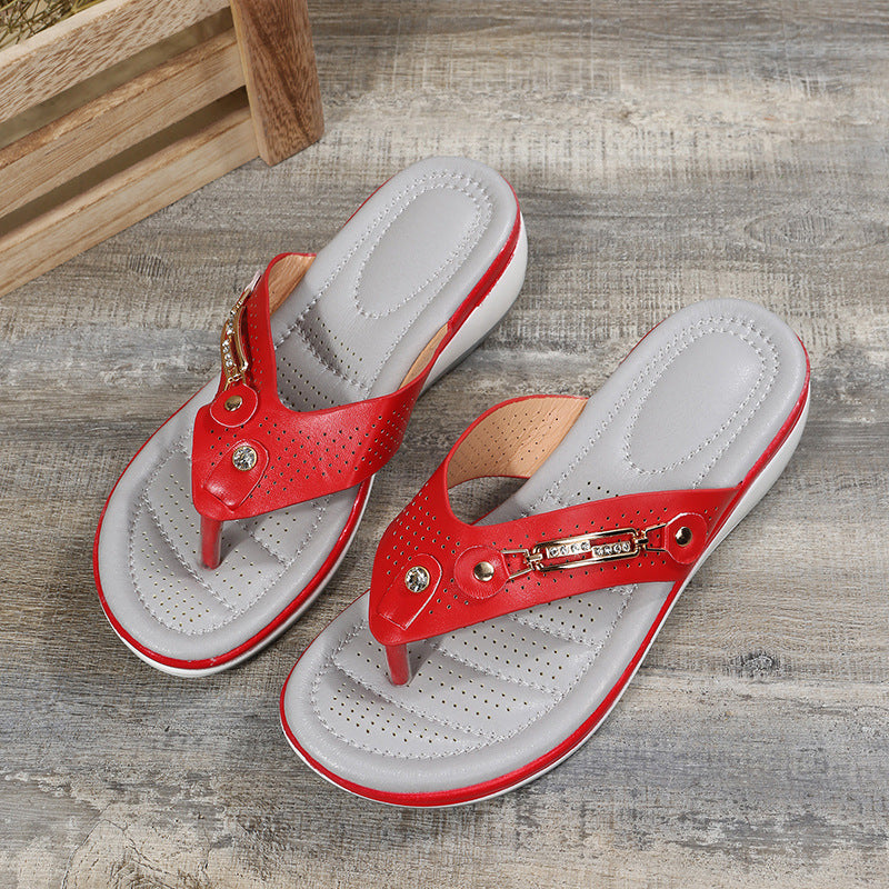 Damen modische Zehentrenner-Sandalen mit gepolstertem Fußbett und dekorativen Nieten R&B