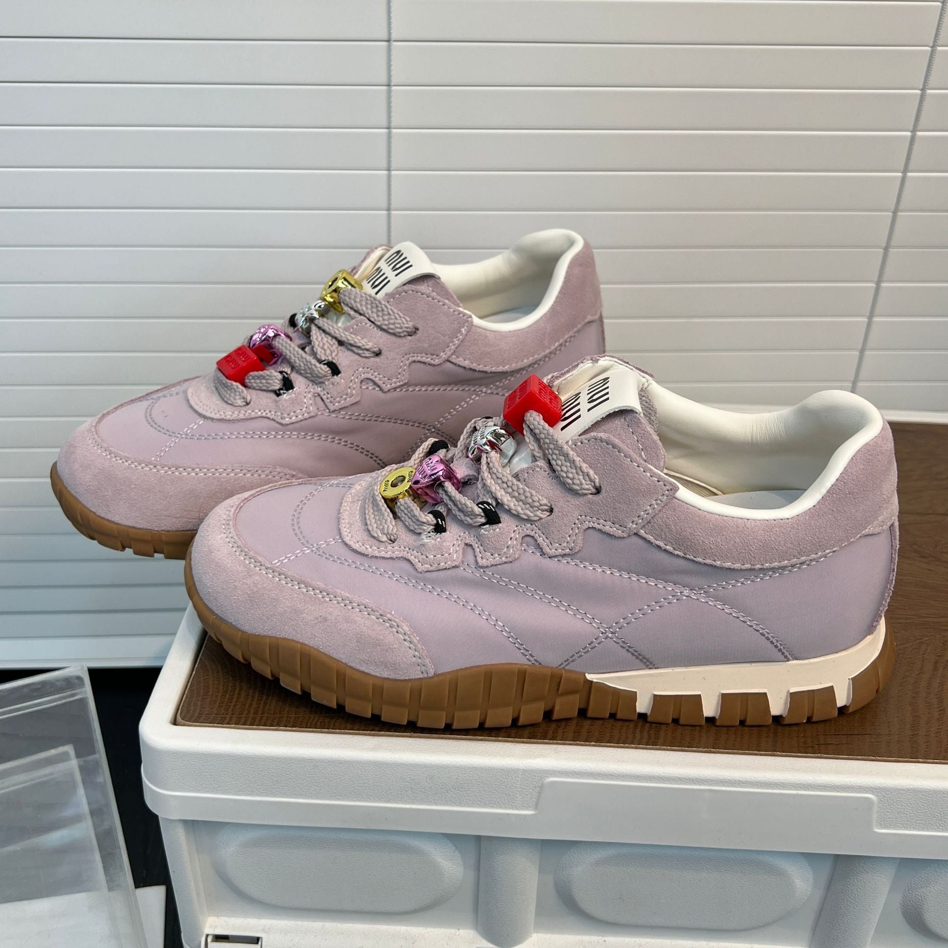 Damen modische Sneakers mit einzigartigem Schnürsystem und bequemem Fußbett R&B