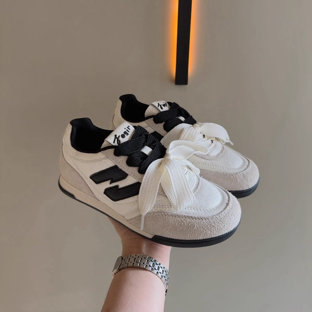 Damen Sneaker mit auffälligem Band und sportlichem Design R&B