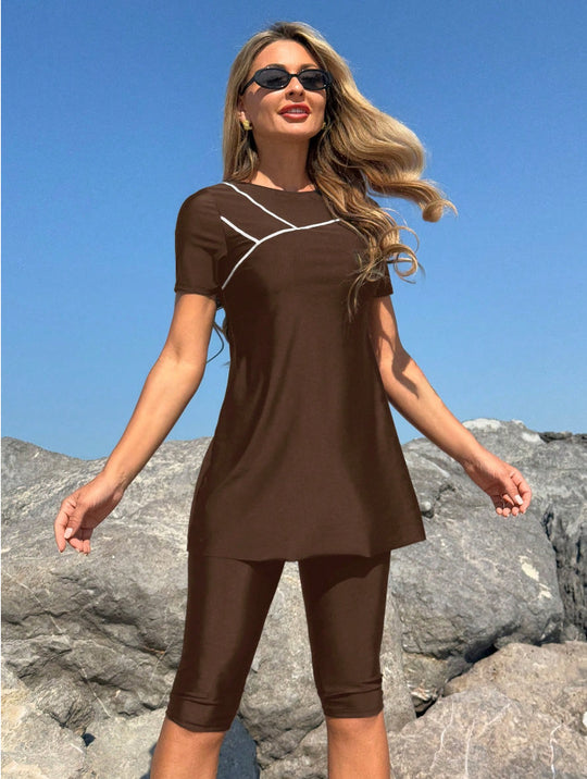 Damen Sportliches Strandoutfit mit kurzem Oberteil und Radlerhosen R&B