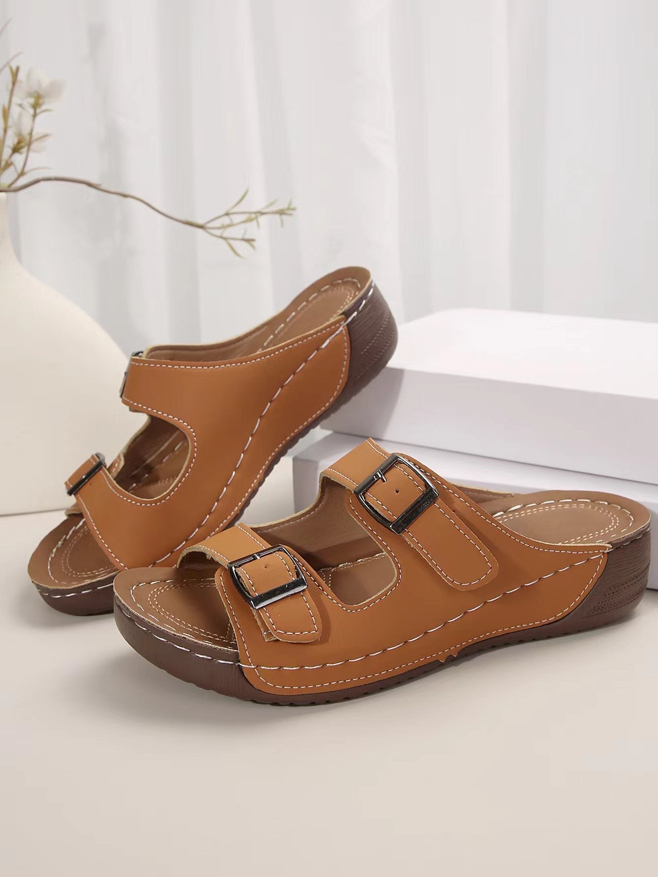Damen Komfortable Pantoletten mit verstellbaren Riemen und ergonomischer Sohle R&B