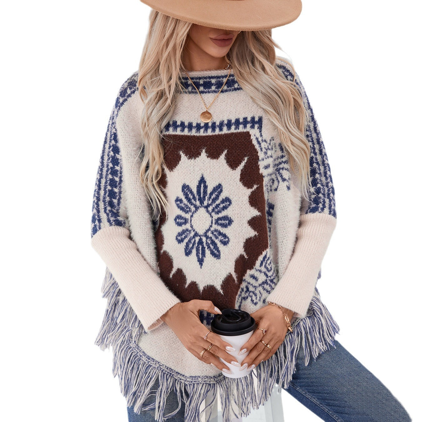 Damen eleganter Strickponcho mit kunstvollem Muster und fransigem Abschluss