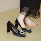 Damen modische Pumps mit funkelndem Schmuckdetail