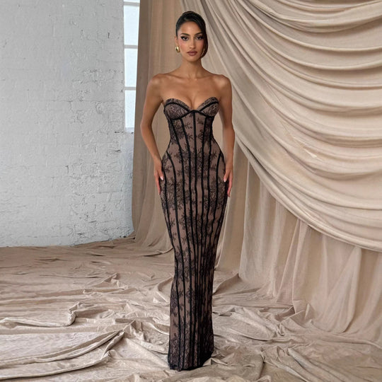 Damen Elegantes Spitzenabendkleid mit taillierter Silhouette und satinierter Unterlage R&B