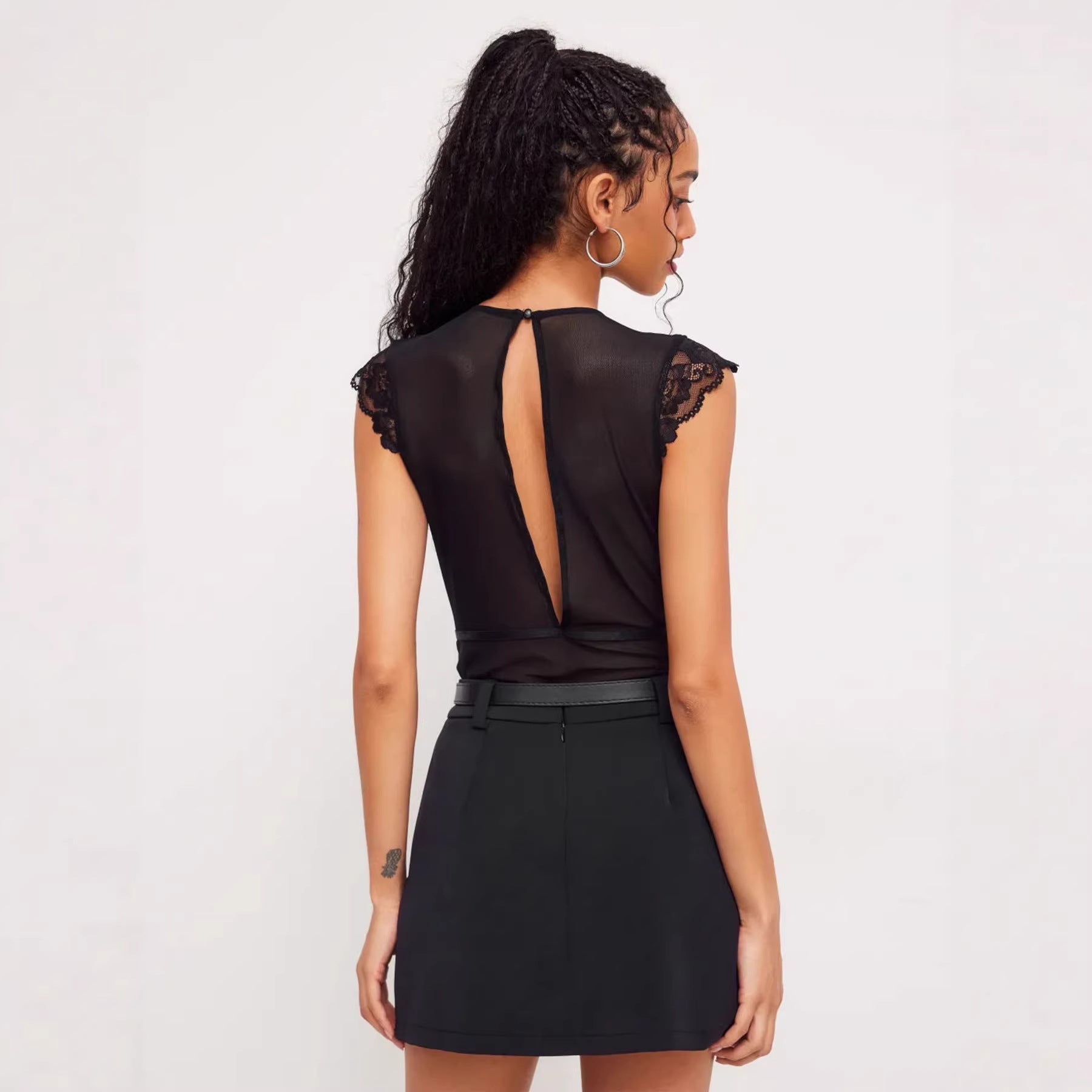 Damen Elegantes Spitzenbody mit tiefem V-Ausschnitt und zarten Rüschendetails R&B