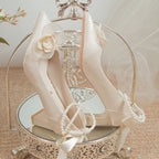 Damen elegante Spitzen-Pumps mit floralem Akzent und Perlenschmuck