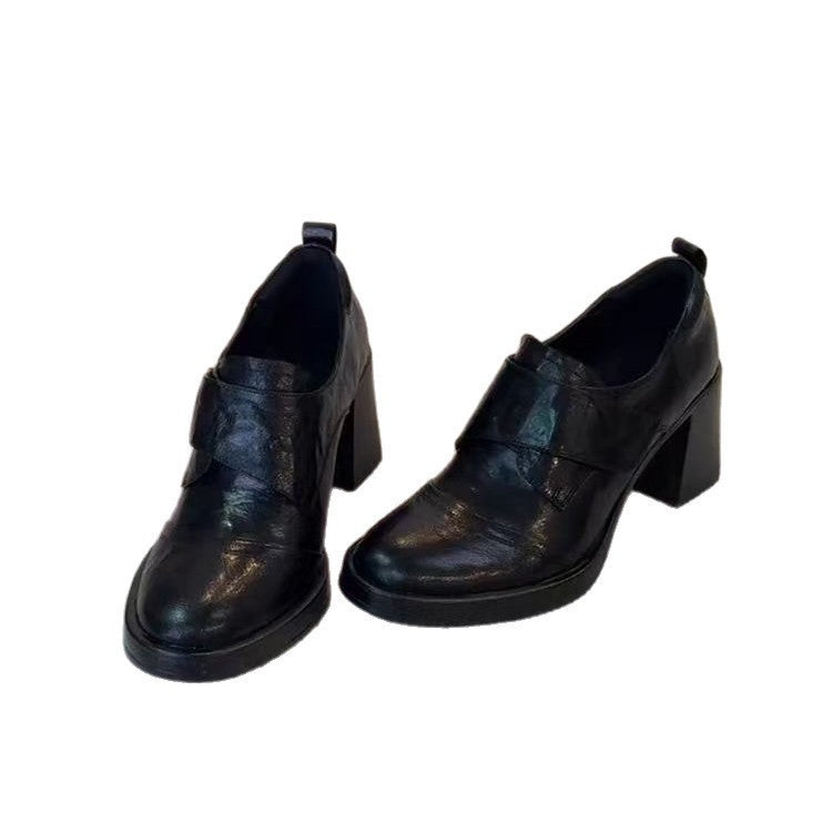 Damen Blockabsatz-Pumps mit doppeltem Riemchen und glänzender Oberflächenstruktur