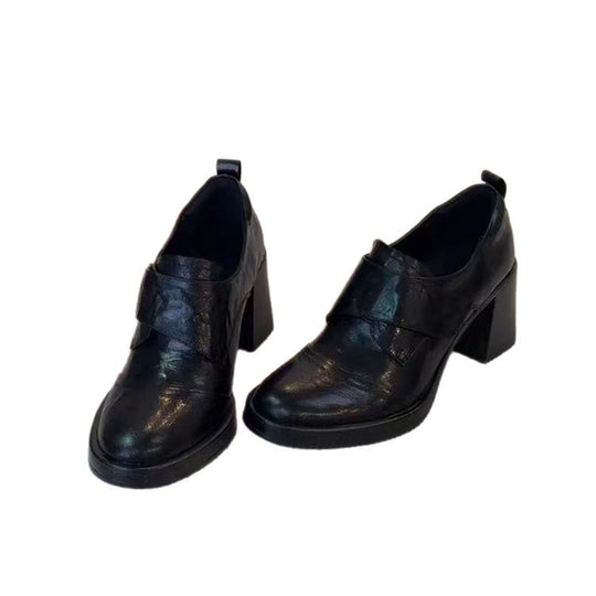 Damen Blockabsatz-Pumps mit doppeltem Riemchen und glänzender Oberflächenstruktur R&B