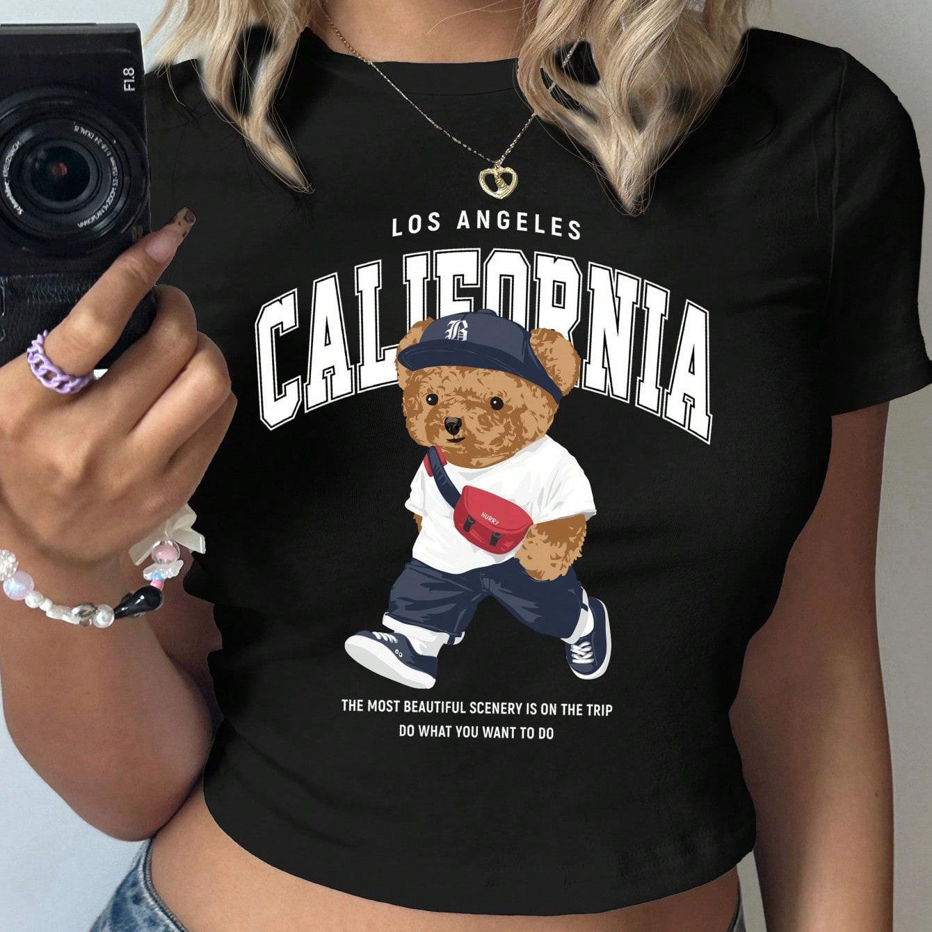 Damen Crop-T-Shirt mit verspieltem Bärenmotiv und modischem Schriftzug R&B