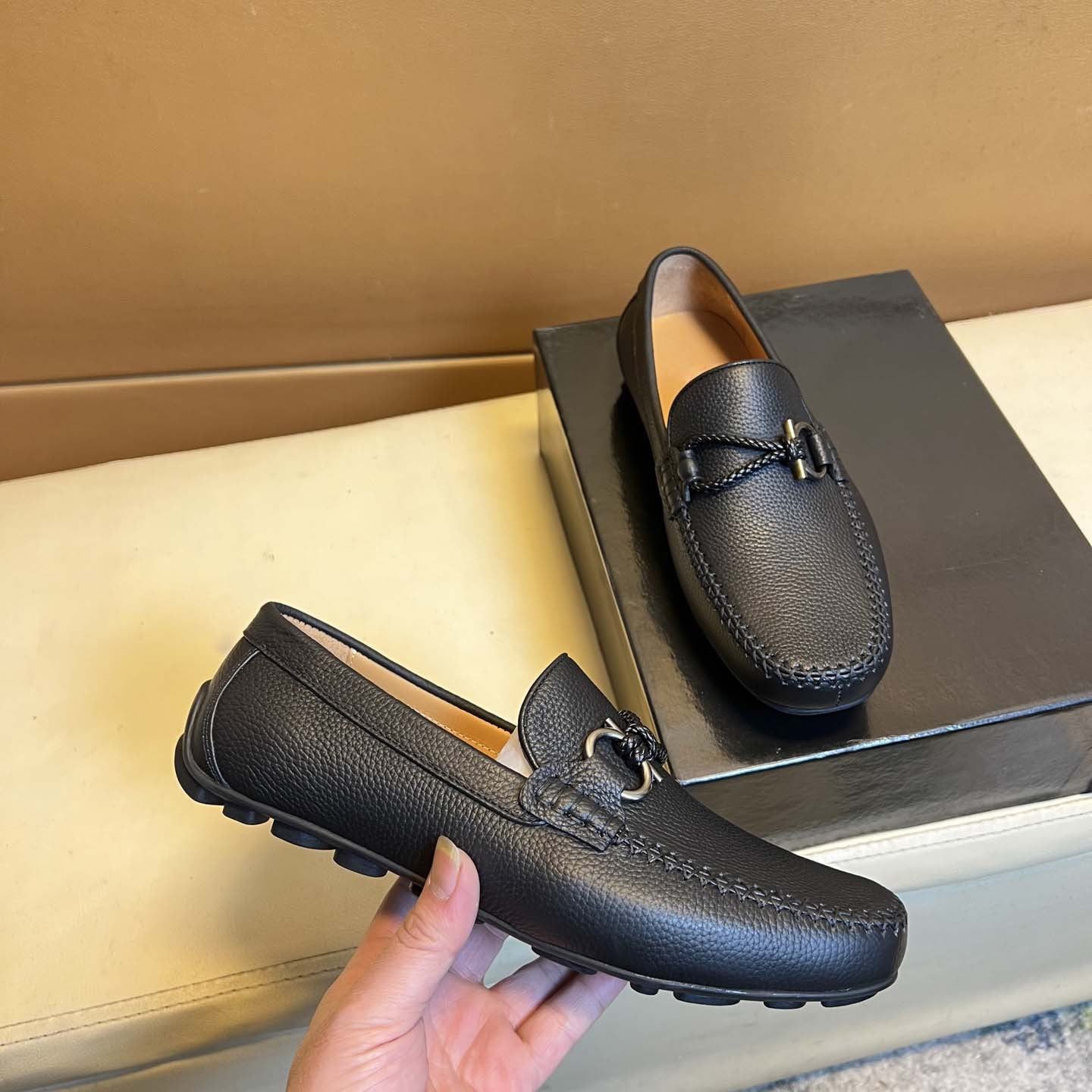 Damen Mokassin mit stilvollem Zierdetail aus hochwertigem Leder R&B