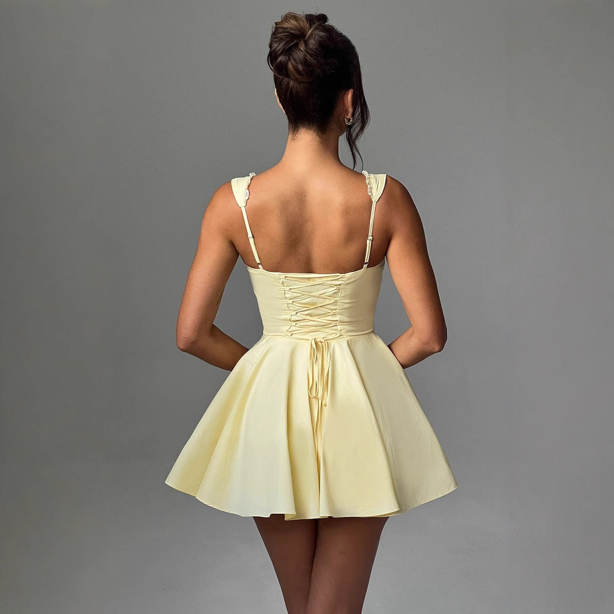 Damen verspieltes Minikleid mit raffiniertem V-Ausschnitt und süßen Rüschendetails R&B
