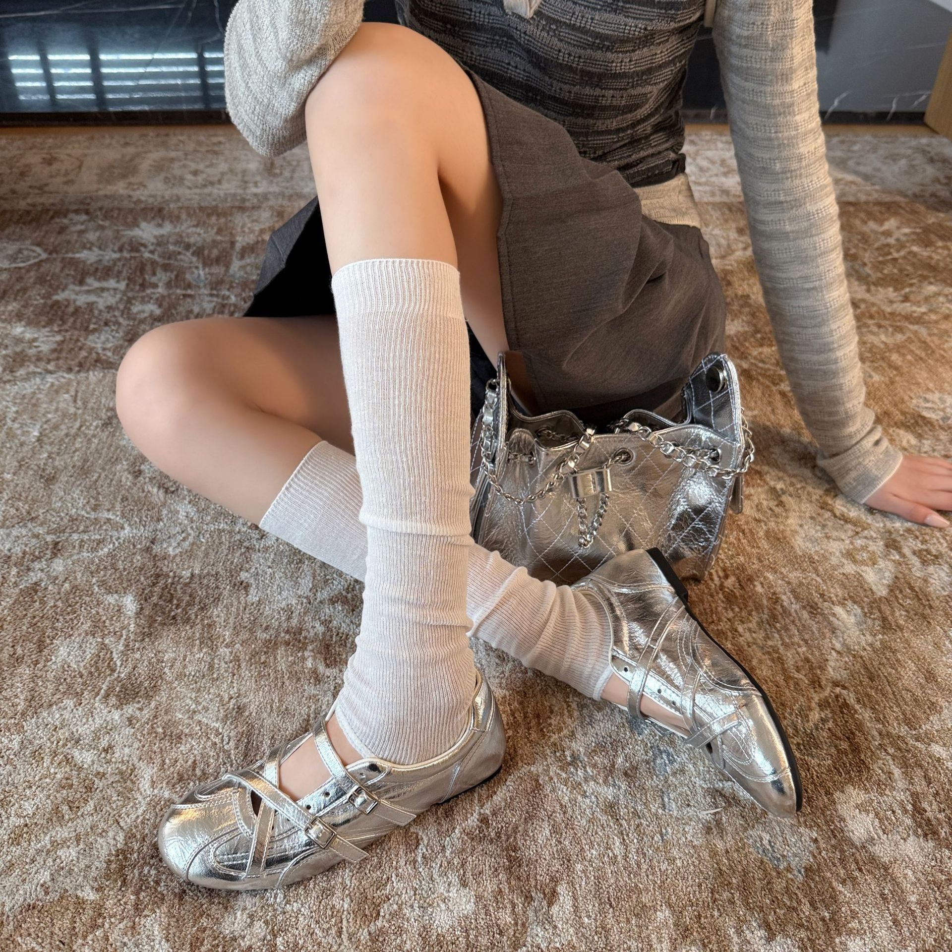 Damen modische und glänzende Sneakers mit verstellbaren Riemen und komfortablem Fußbett