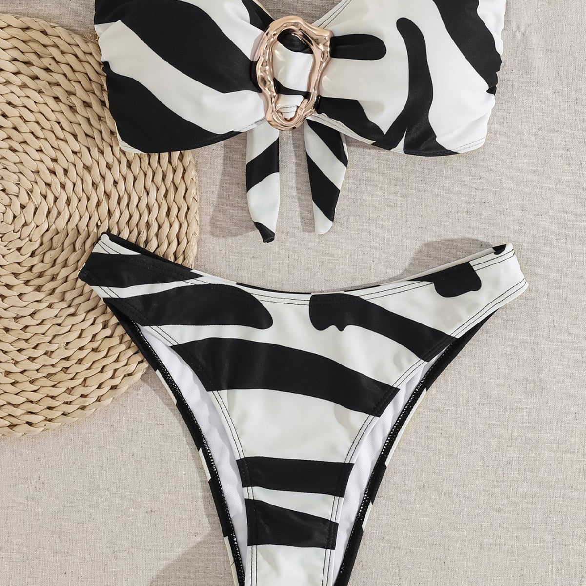 Damen Bandeau-Bikini mit modischem Schnallen-Detail und asymmetrischem Schnitt R&B