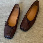 Damen Ballerinas mit einzigartigem Zehenabschluss und verstellbarem Riemen