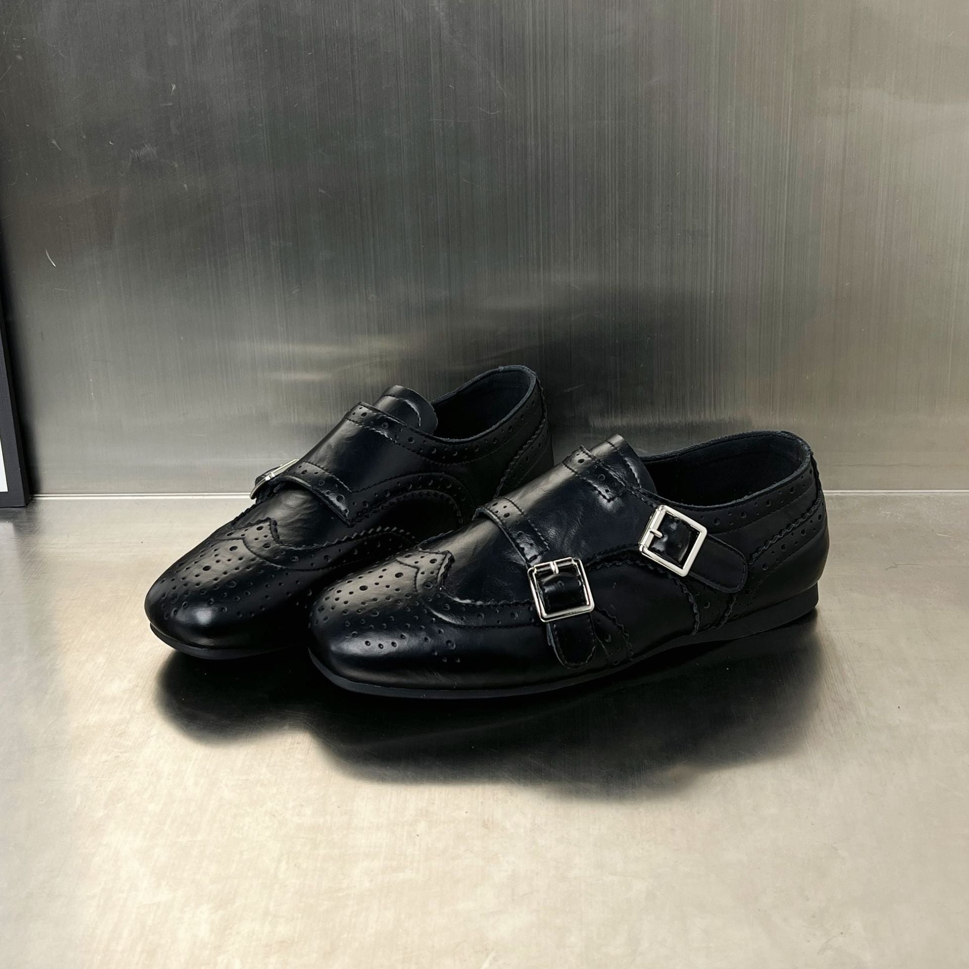 Damen elegante Mokassins mit modischen Schnallen und perforierten Details R&B