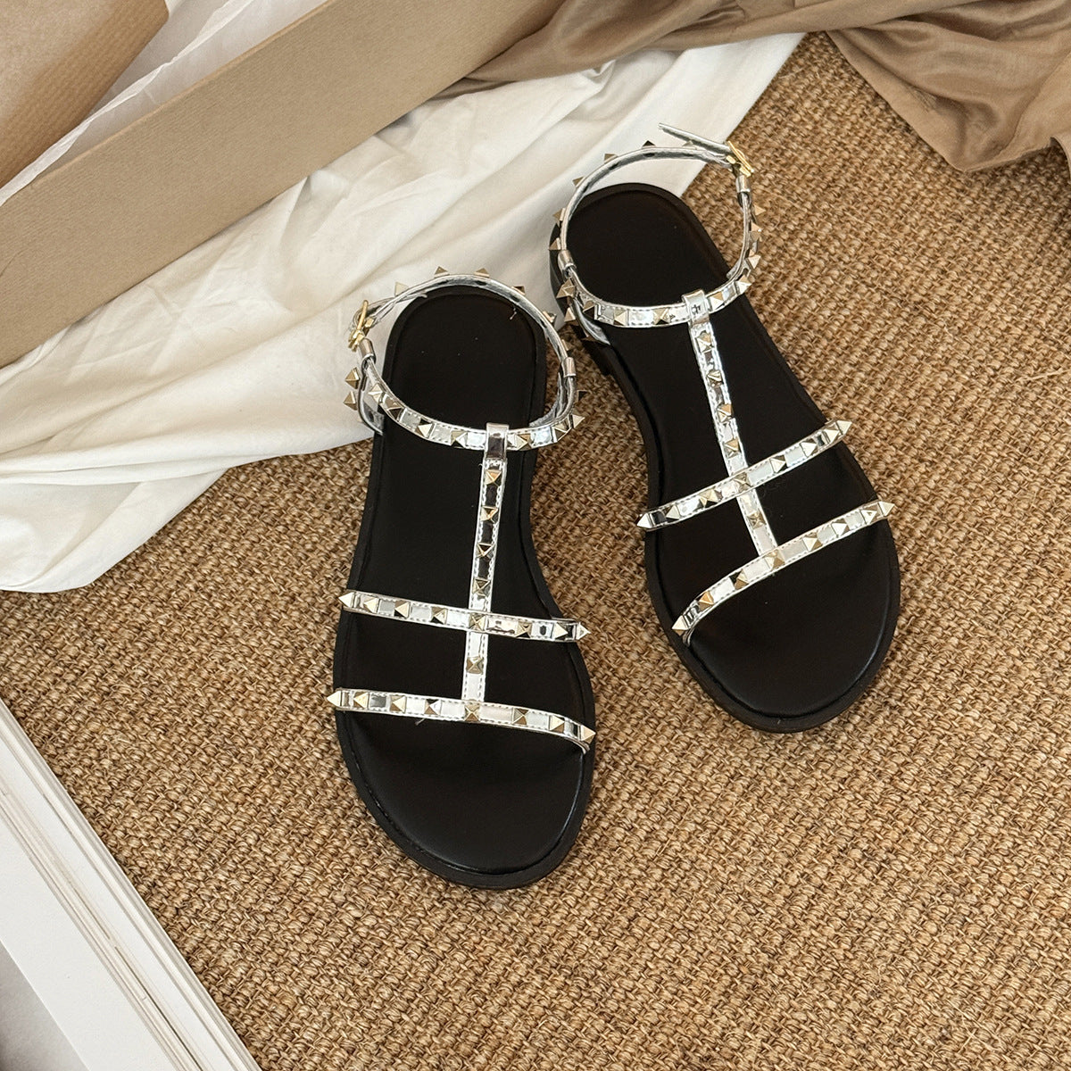 Damen Stilvolle Sandalen mit funkelnden Pyramiden-Nieten und verstellbarem Riemen