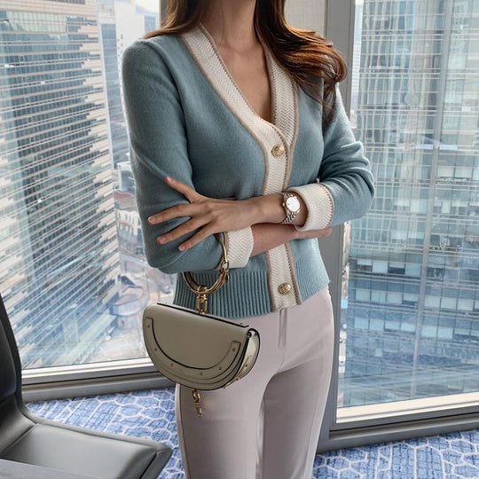 Damen Strickjacke mit elegantem V-Ausschnitt und kontrastierenden Knöpfen R&B