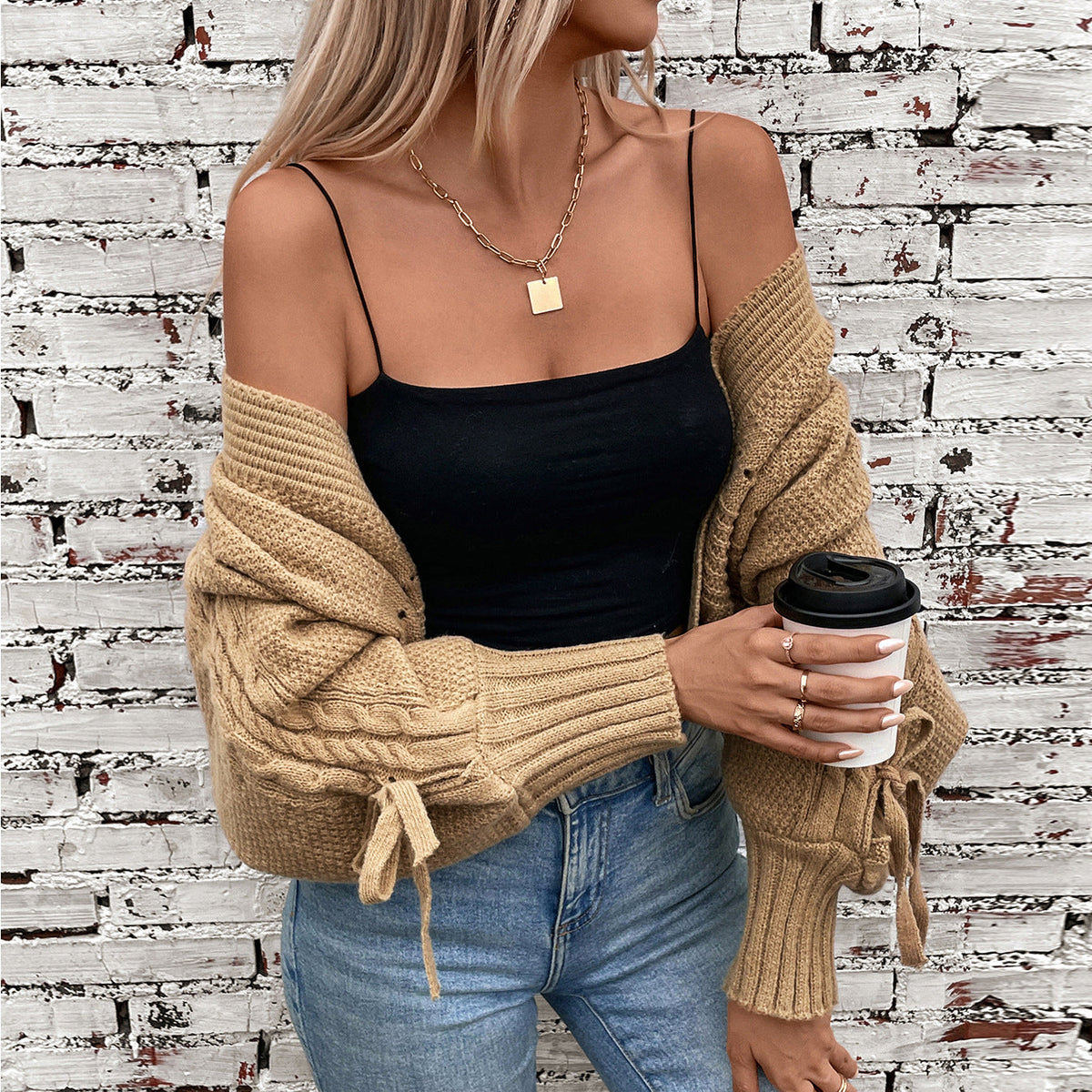 Damen modische Strickjacke mit voluminösen Ärmeln und Zopfmuster